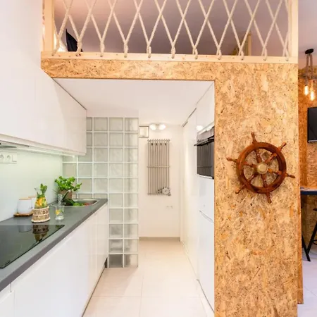 Lighthouse By Cozyplace Apartment
